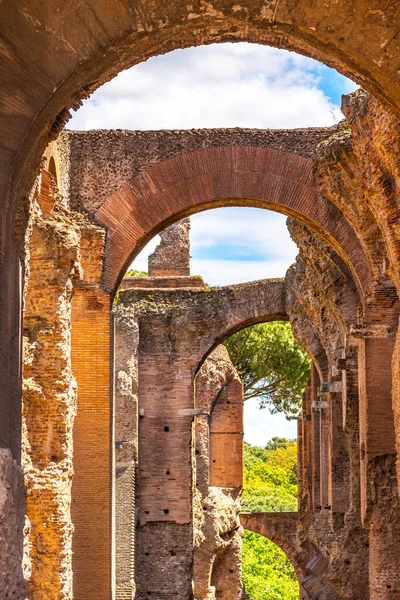 Vista inferior de arcos de ruínas antigas no Monte Palatino — Fotografia de Stock