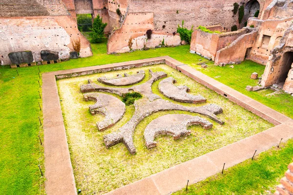 Cortile inferiore della Domus Augustana. Antichi ruderi sul Colle Palatino, Roma, Italia — Foto Stock