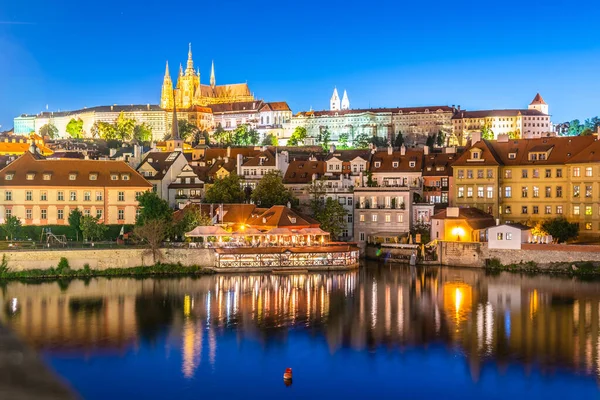 Castillo de Praga, Checo: Prazsky hrad. Monumento iluminado por la noche. Vew from Charles Bridge, Praha, República Checa —  Fotos de Stock