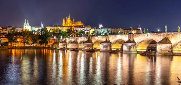 Praag nacht panorama. Praagse Burcht en Karelsbrug boven de Moldau, Praha, Tsjechië — Stockfoto