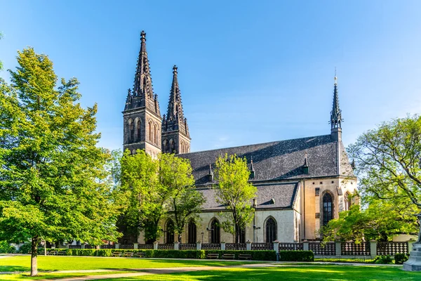 Bazylika św. Piotra i Pawła w Vysehrad, Praga, Czechy — Zdjęcie stockowe