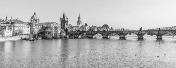 Puente de Carlos y río Moldava en Praga, República Checa —  Fotos de Stock