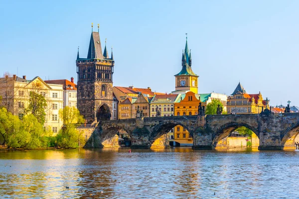 Чарльз міст і річка в Празі, Чехія — стокове фото