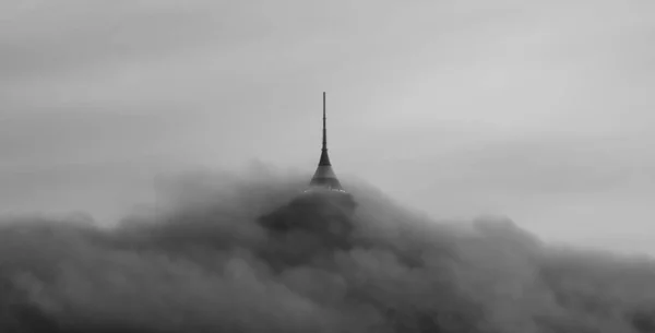 尖塔部分地藏在云中.戏剧化的夜晚气氛。Liberec，捷克共和国 — 图库照片