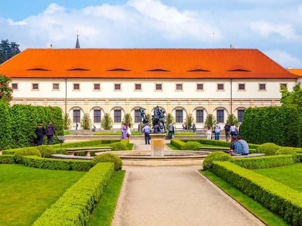 Wallenstein Riding Hall en el jardín barroco del palacio Wallenstein en el soleado día de verano, Praga, República Checa — Foto de Stock