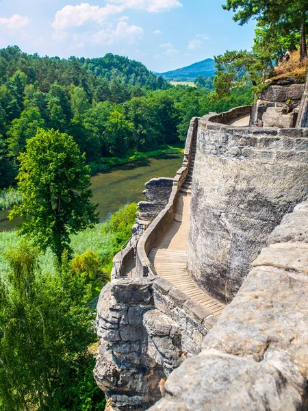 Terraços do castelo medieval de Sloup situado no esporão da rocha no norte da Boêmia, República Checa — Fotografia de Stock