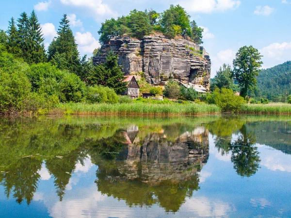 Rock Castle Sloup - unik slottsruin på toppen av sandsten formation, Sloup v Cechach, Tjeckien — Stockfoto