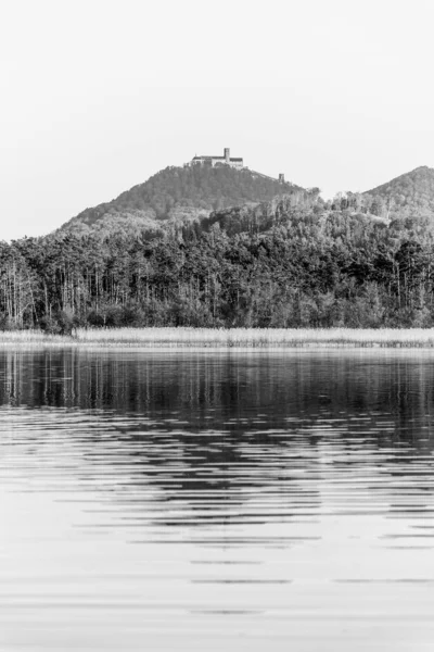 中世纪的贝兹德斯城堡位于贝兹德斯山顶。反映在Brehynsky Pond,捷克共和国 — 图库照片