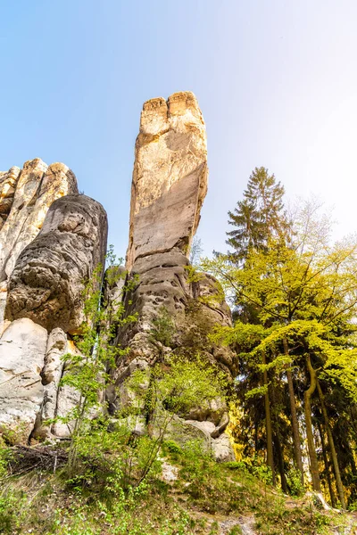 Formação monumental de rochas de arenito no meio da floresta primaveril de Bohemian Paradise, Czech: Cesky raj, Czech Republic — Fotografia de Stock