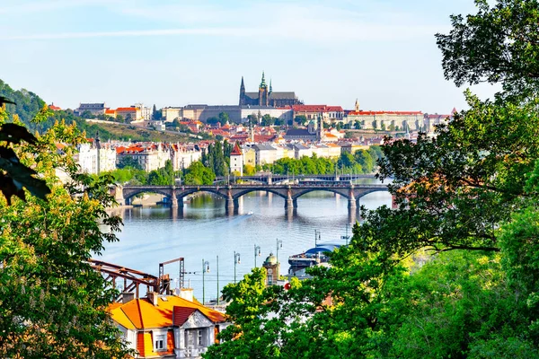 Vista del Castillo de Praga desde Vysehrad con exuberantes árboles de primavera verdes, Praga, República Checa — Foto de Stock