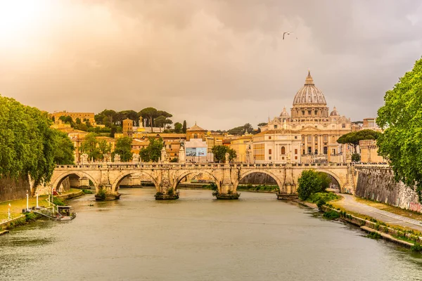 Basilique Saint-Pierre au Vatican et Pont Ponte SantAngelo sur Tiber Rive, Rome, Italie — Photo