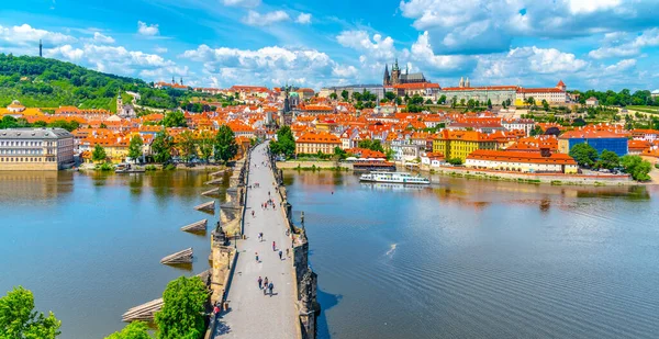 プラハ城とプラハのパノラマ、ヴルタヴァ川にかかるカレル橋。チェコ共和国旧市街橋タワーからの眺め. — ストック写真