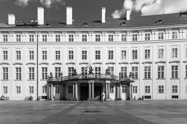 Κάστρο της Πράγας - πόρτα εισόδου με μπαλκόνι στα Αρχεία στην Τρίτη Αυλή, Πράγα, Τσεχική Δημοκρατία — Φωτογραφία Αρχείου