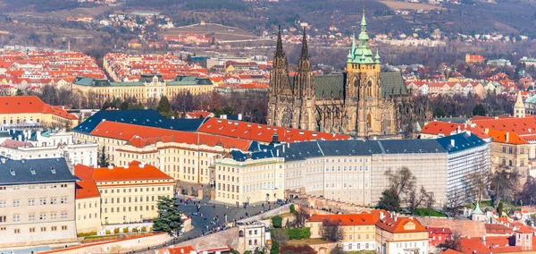 Prag Kalesi 'nin havadan görünüşü, Çek: Prazsky Hrad, Saint Vitus Katedrali ile. Petrin gözcü kulesinden panoramik manzara. Prag, Çek Cumhuriyeti — Stok fotoğraf