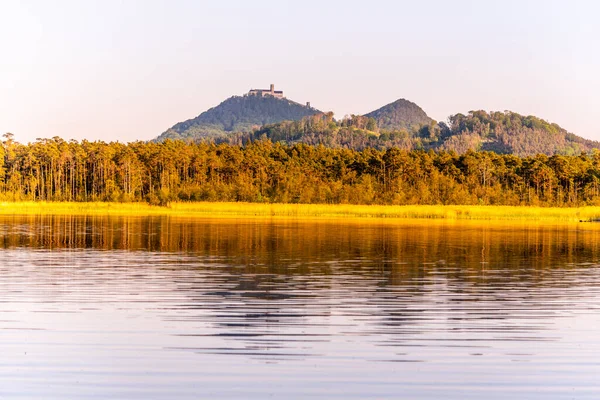 Medieval Castle Bezdez on the top of Bezdez Mountain. Reflected in Brehynsky Pond, Czech Republic — Stock Photo, Image