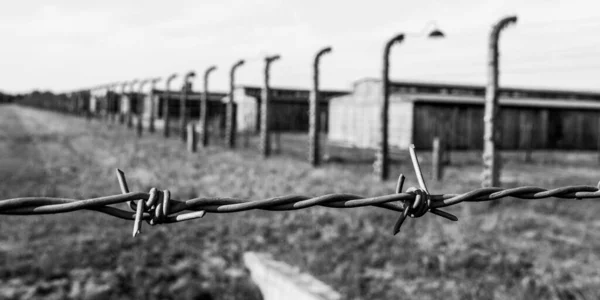 Cerca de arame farpado e quartéis em Oswiecim - Campo de concentração de Brzezinka, alemão: Auschwitz - Birkenau, Polônia — Fotografia de Stock