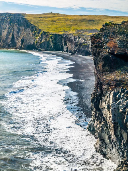 Reynisfjara Spiaggia di sabbia nera nel sud dell'Islanda — Foto Stock