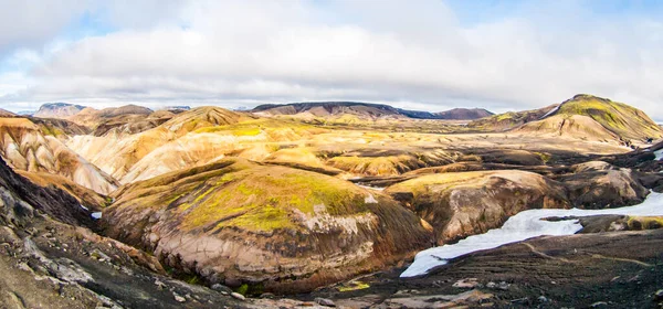 Krajobraz w Landmannalaugar w ryolitowych górach rezerwatu przyrody Fjallabak, aka Rainbow Mountains, Islandia — Zdjęcie stockowe