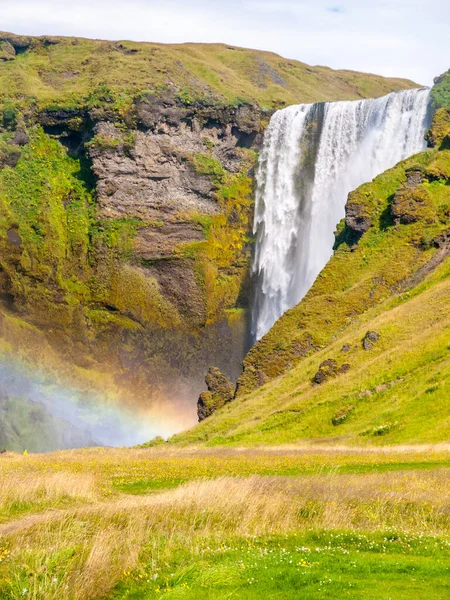 Skogafoss vattenfall med regnbåge på solig sommardag, Island — Stockfoto