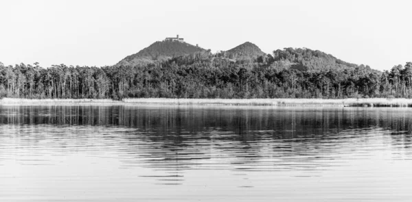 Středověký hrad Bezdez na vrcholu hory Bezdez. Reflected in Brehynsky Pond, Czech Republic — Stock fotografie