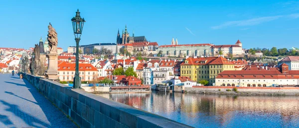 チェコ共和国プラハの晴れた春の朝のカレル橋からのプラハ城の景色 — ストック写真