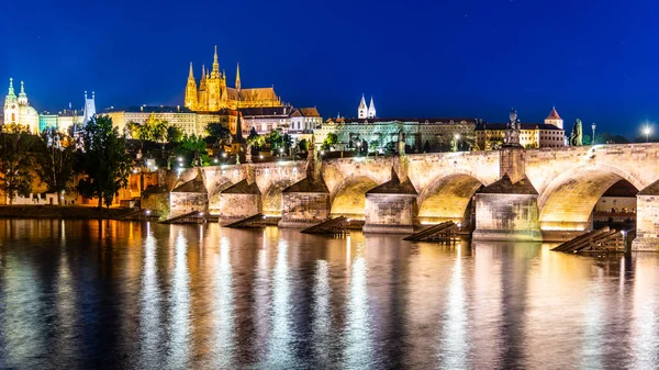 Pražské noční panorama. Pražský hrad a Karlův most nad Vltavou, Praha, Česká republika — Stock fotografie