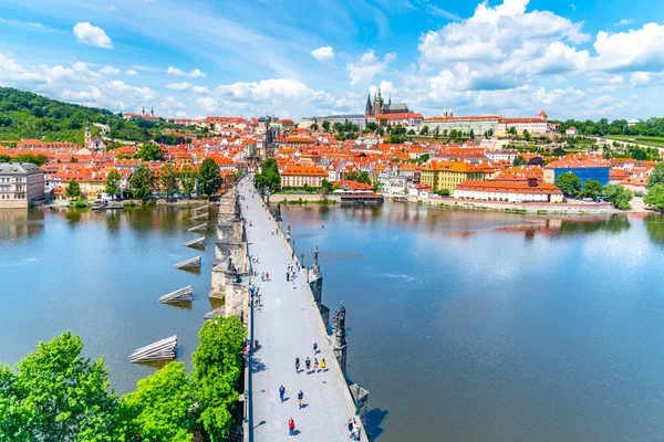 Panorama de Praga con el Castillo de Praga y el Puente de Carlos sobre el río Moldava. Vista desde Old Town Bridge Tower, República Checa . — Foto de Stock