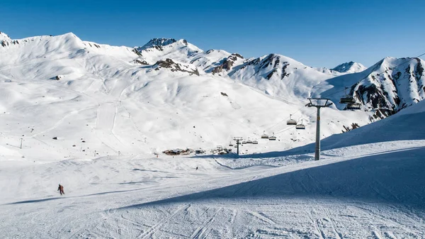 Słoneczny zimowy dzień w alpejskim ośrodku narciarskim — Zdjęcie stockowe