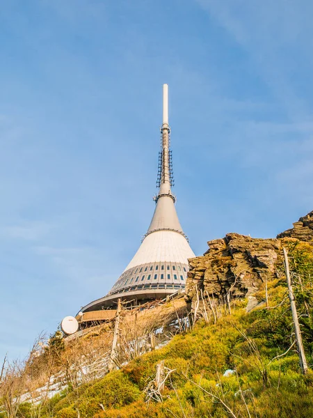 Jested - uniek architectonisch gebouw. Hotel en TV zender op de top van Jested Mountain, Liberec, Tsjechië — Stockfoto