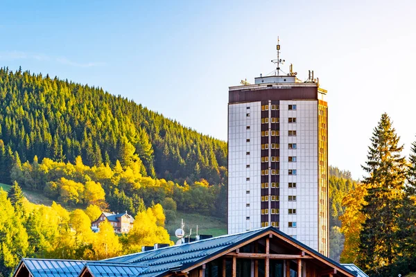 Modern hoog gebouw in het centrum van Pec pod Snezkou in Reuzengebergte, Krkonose National Park, Tsjechië — Stockfoto