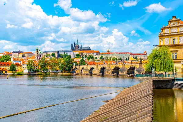 Prague Panorama with Prague Castle and Charles Bridge above Vltava River, Prague, Czech Republic — Stock Photo, Image