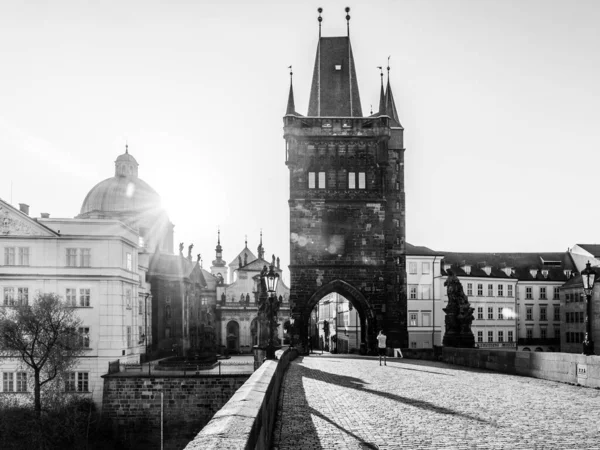 Mañana en el Puente de Carlos, Checo: Karluv más. Amanecer nebuloso amanecer. Praha, República Checa — Foto de Stock