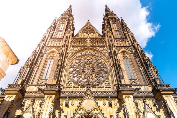 Front view of St. Vitus Cathedral in Prague Castle, Prague, Czech Republic — Stock Photo, Image