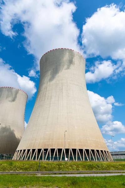 Wieża chłodnicza elektrowni jądrowej. W słoneczny dzień z błękitnym niebem i białymi chmurami — Zdjęcie stockowe