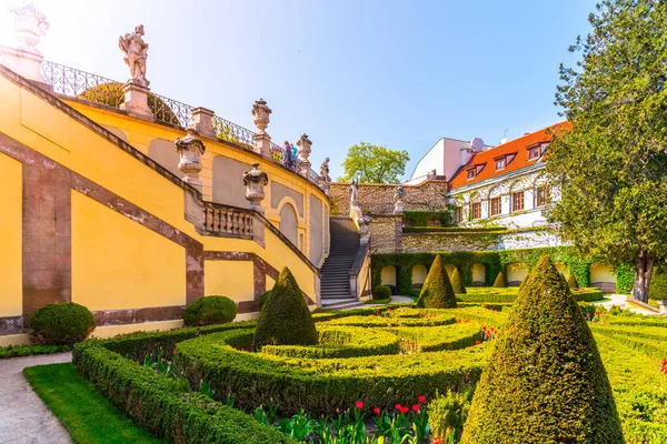 Vrtbovska jardín hermoso jardín barroco múltiples plataformas adosadas, Ciudad Pequeña de Praga, República Checa — Foto de Stock