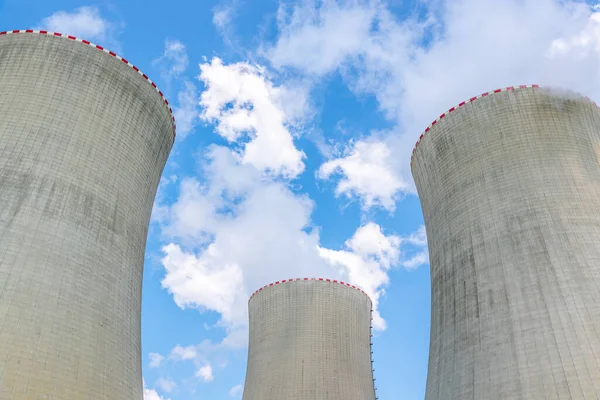 Koeltorens van kerncentrales. Op zonnige dag met blauwe lucht en witte wolken — Stockfoto