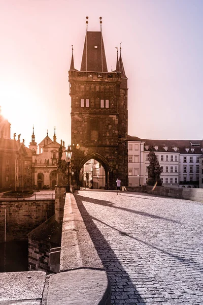 Sabah CHarles Köprüsü 'nde, Çek, en çok Karluv. Puslu gün doğumu. Praha, Çek Cumhuriyeti — Stok fotoğraf