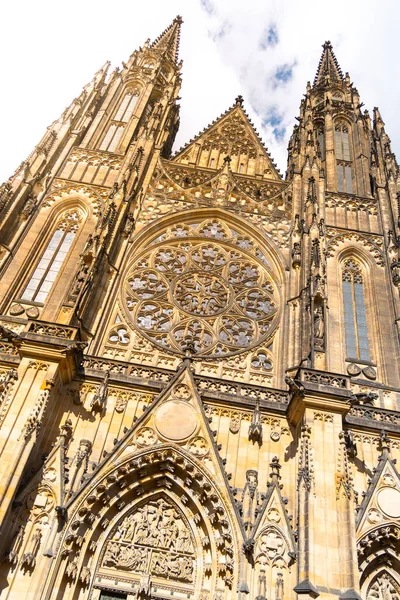 Front view of St. Vitus Cathedral in Prague Castle, Prague, Czech Republic — Stock Photo, Image