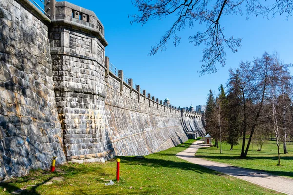 Kamenná přehrada v přehradě Mseno. Jablonec nad Nisou, Česká republika — Stock fotografie