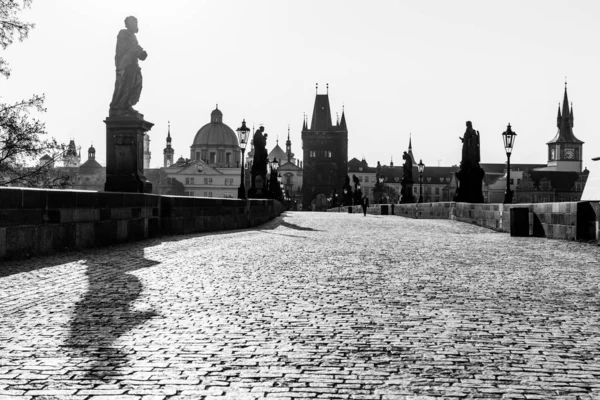 Ráno na mostě CHarles, česky: Karlův most. Mlhavý úsvit. Praha, Česká republika — Stock fotografie