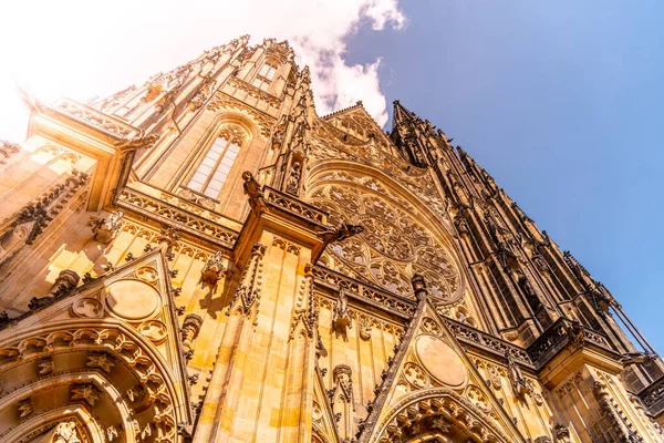 Front view of St. Vitus Cathedral in Prague Castle, Prague, Czech Republic. — Stock Photo, Image