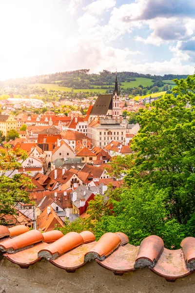 St Vitus kerk in het midden van het historische stadscentrum. Cesky Krumlov, Zuid-Bohemen, Tsjechië — Stockfoto