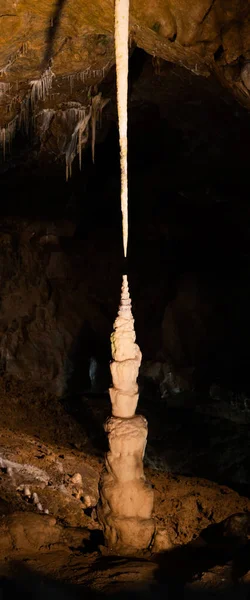 Lunga stalattite calcare sottile e stalagmite opposta nelle grotte di Punkva, Carso moravo, Repubblica Ceca — Foto Stock