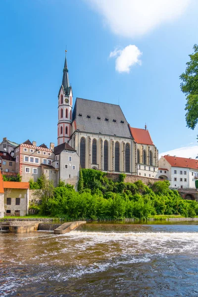 St Vitus church in the middle of historical city centre. View from Vltava River. Cesky Krumlov, Southern Bohemia, Czech Republic — Stock Photo, Image