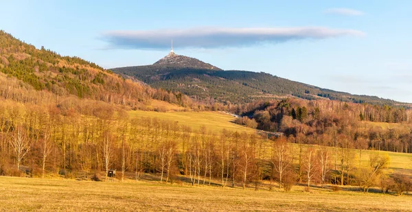 Jested Mountain met modern hotel en zender op de top. Buitengewoon uitzicht vanuit Krizany, Tsjechië — Stockfoto