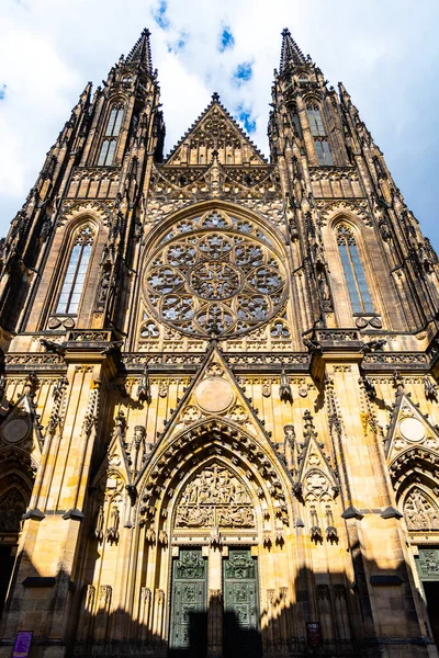 Front view of St. Vitus Cathedral in Prague Castle, Πράγα, Τσεχία. — Φωτογραφία Αρχείου