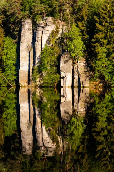 Sandstone rock towers reflected in Vezak Pond, Czech: Vezicky rybnik, Bohemian Paradise, Czech: Cesky Raj, Czech Republic — Stock Photo, Image