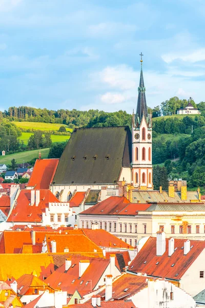 St Vitus kerk in het midden van het historische stadscentrum. Cesky Krumlov, Zuid-Bohemen, Tsjechië — Stockfoto