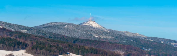 Ještěd - Horský hotel a vysílač na slunný zimní den, Liberec, Česká republika — Stock fotografie