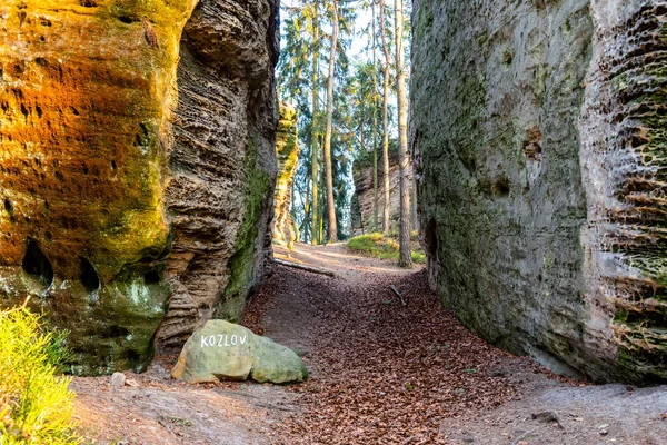 Passagem estreita através da formação de rochas de arenito em Chlum - Kozlov Castle Ruins, Bohemian Paradise, República Checa — Fotografia de Stock